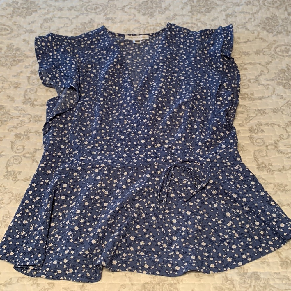 Cap sleeve ruffle shirt.